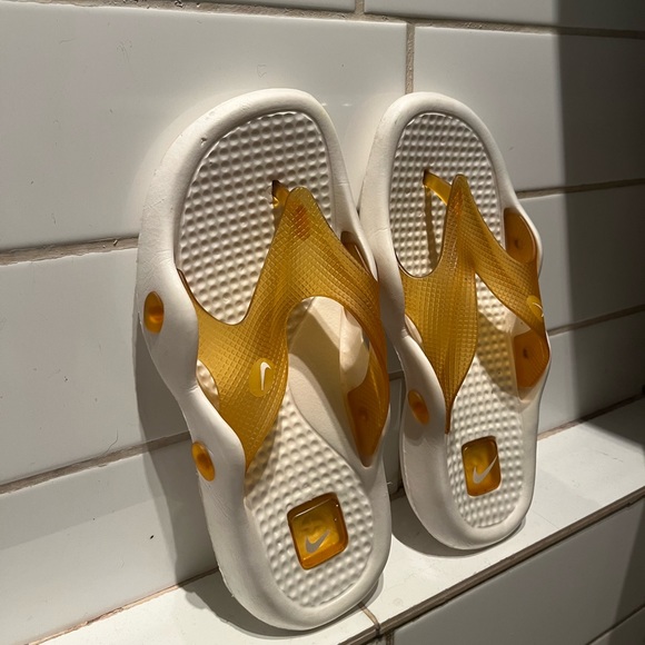 Nike Flipflops - Women Size 7 - Picture 2 of 3